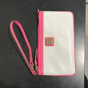 Dooney & Bourke woman’s clutch